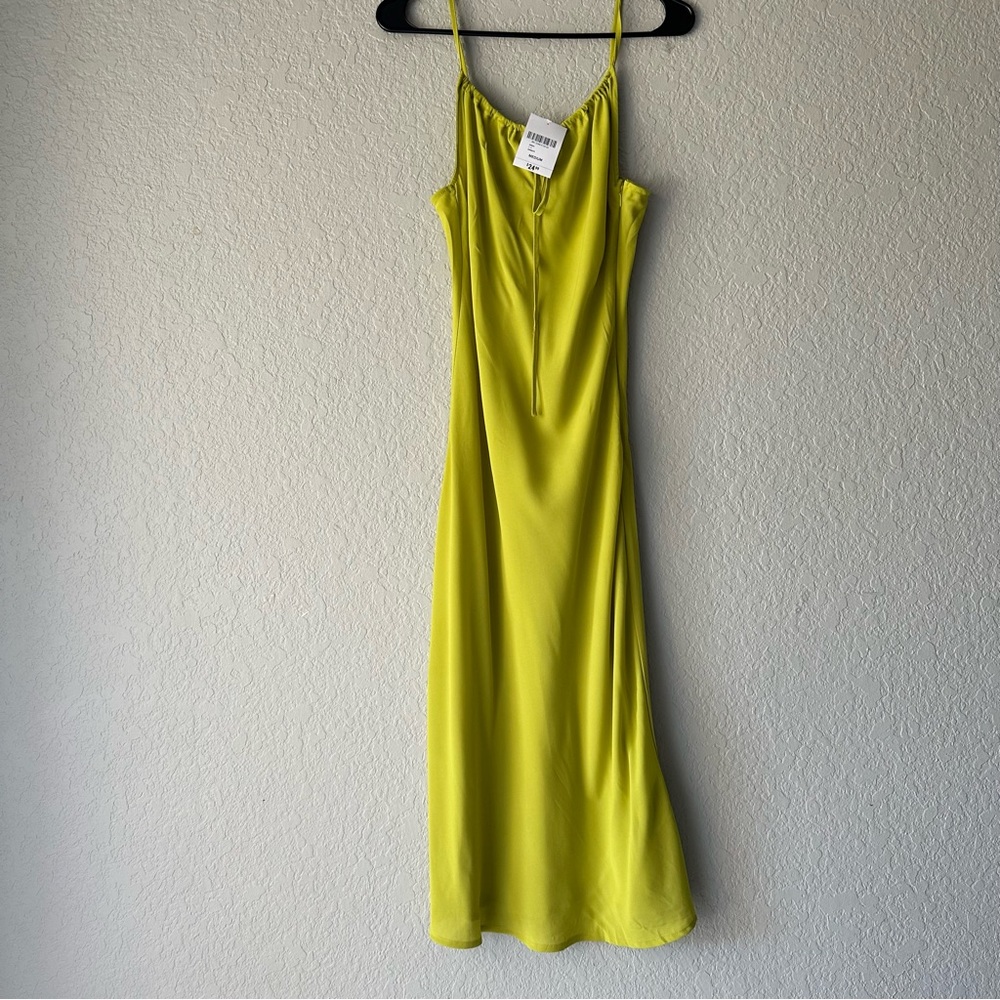 FOREVER 21 medium lime green women’s dress. Side zipper and adjustable straps.